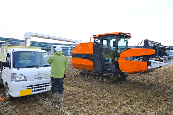 収穫物の排出のために運搬車まで自動で離脱し、排出後ムダを省いた最適な位置から作業を再開