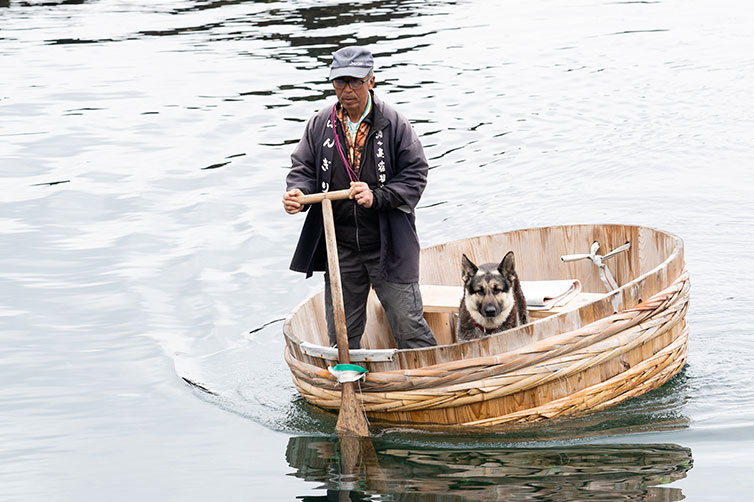 宿根木たらい舟と犬