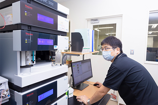 質量分析計を操作する濱准教授