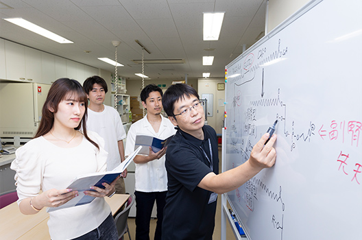 濱准教授が学生たちに指導している様子の写真