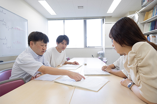 横山教授が学生たちに指導している様子の写真