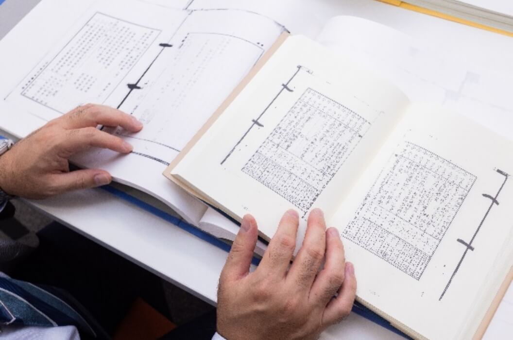 小山俊樹教授が読んでいる史料の写真