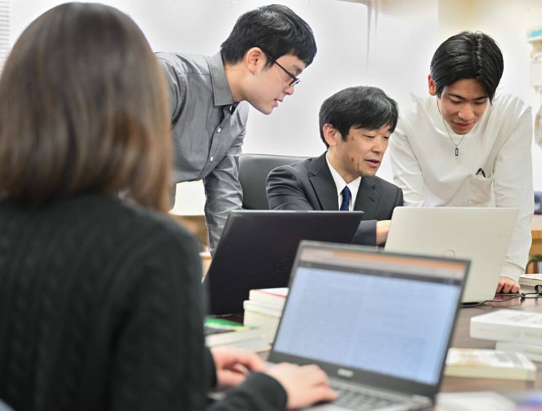 学生たちと調査を行う棚本教授の写真