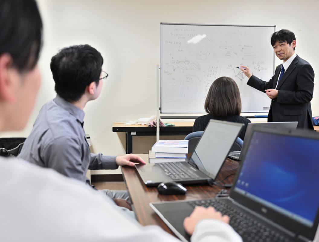 学生たちに講義を行う棚本教授の写真