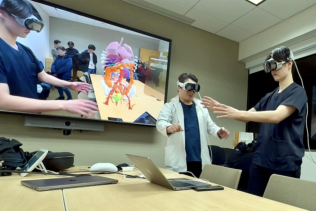VRゴーグルと3Dホログラムを医学教育で試用している様子