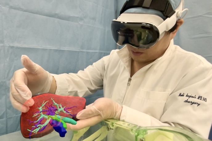 杉本教授がVRゴーグルを着用し、3D臓器を確認している様子