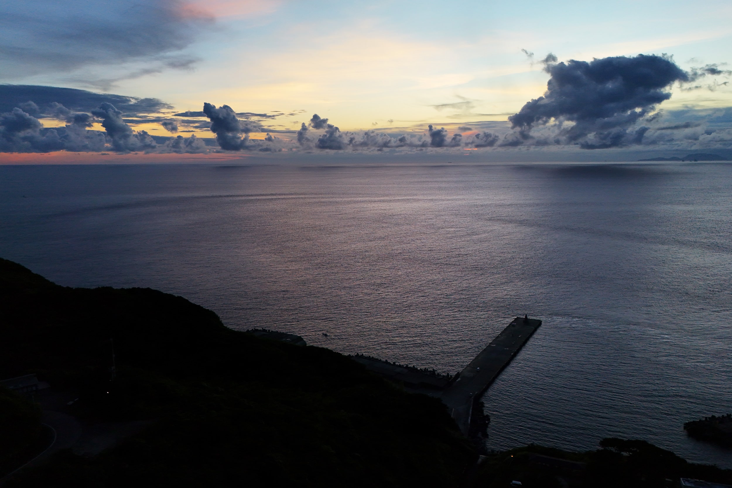 御蔵島から望む美しい夕日