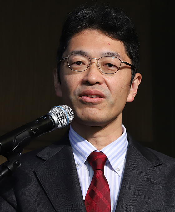 安中 健 氏
