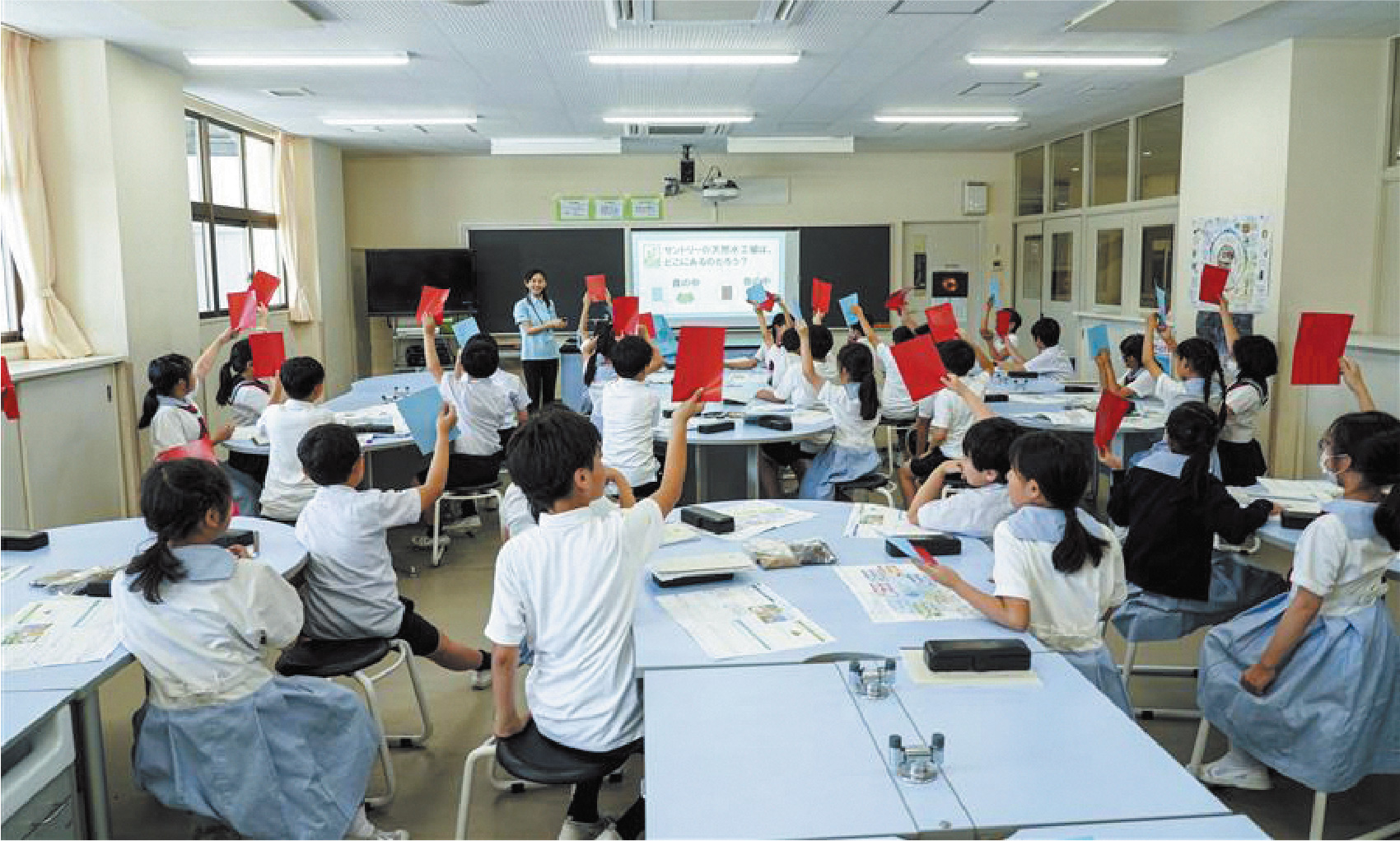 社会科等の単元として担任の先生や水育講師で行う出張授業。未来へ水をつなぐためにできることを考えるプログラム