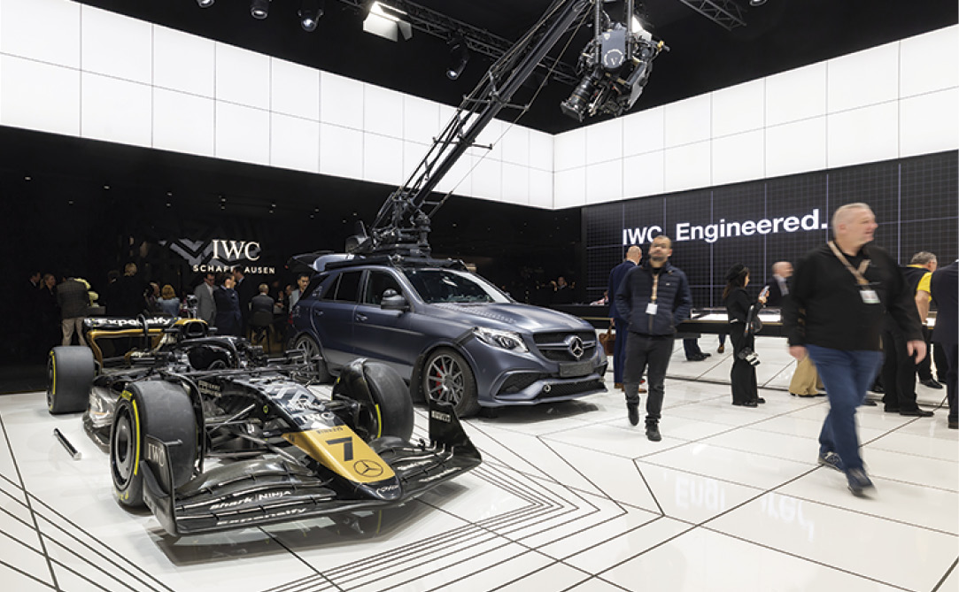 会場で目を引いた、映画『F1／エフワン』の撮影現場を再現した演出。